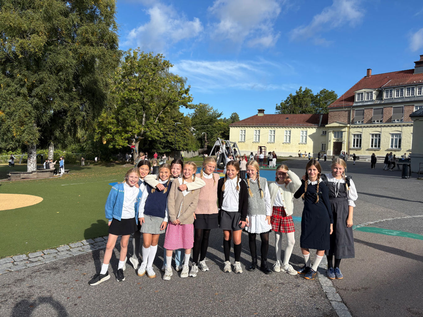 en gruppe mennesker som poserer for et bilde
