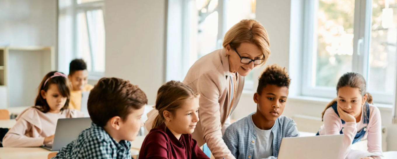 en lærer som underviser elevene sine