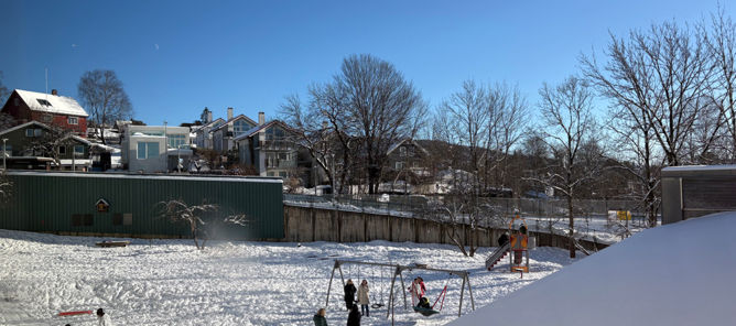 en gruppe mennesker som leker i snøen