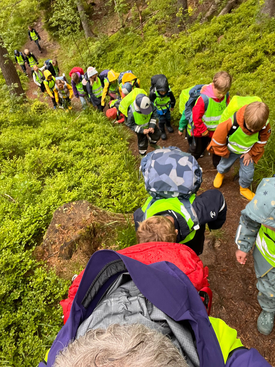 En gruppe elever ved Ole Høilands hule under Tåsenuka