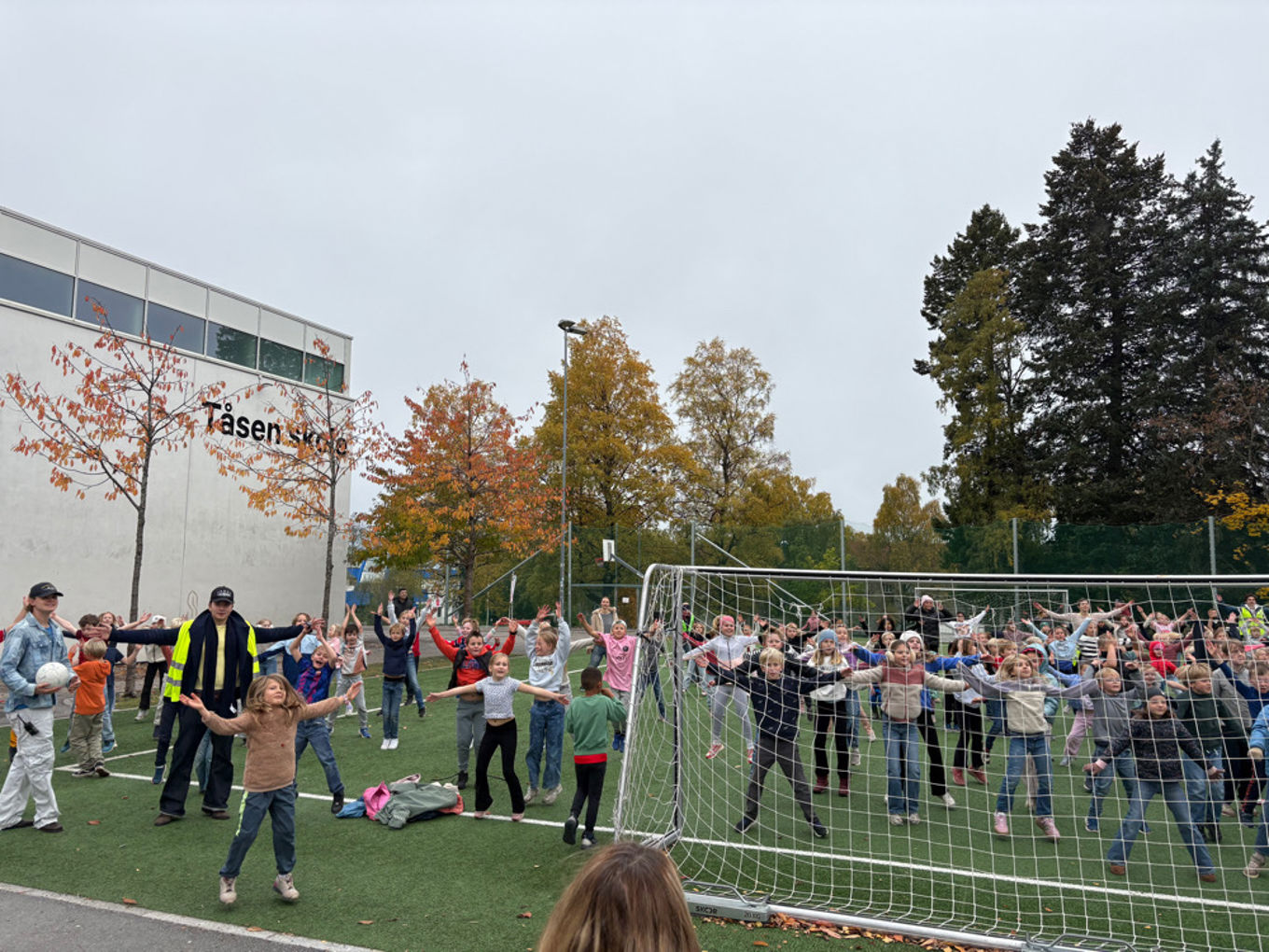 en gruppe mennesker som spiller en sport