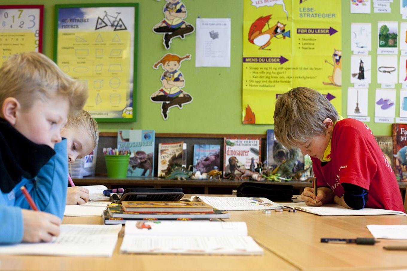 Elever jobber med skolearbeid