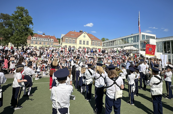 En gruppe mennesker i korpset, i uniform som spiller.
