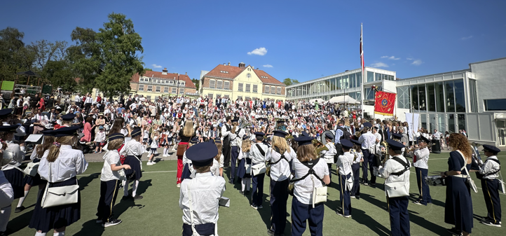 En gruppe mennesker i korpset, i uniform som spiller.