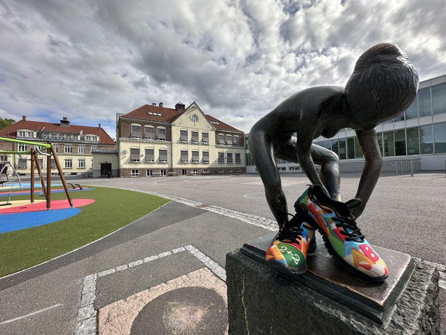 Ballerinaen foran Tåsen Skole