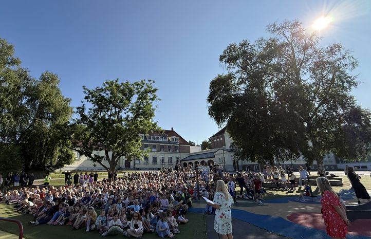 Alle elevene samlet foran Tåsen skole