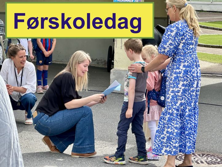Elever hilser på læreren sin på førskoledagen