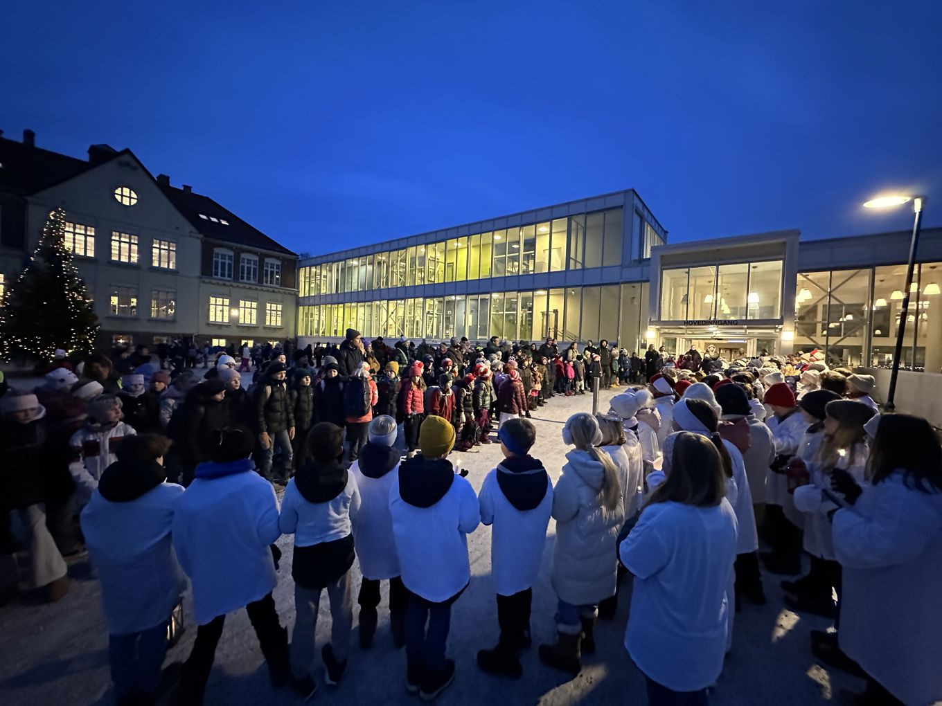 Foto: Jostein Horgen Tenmann 4.trinn sang Lucia-sanger da det ringte inn