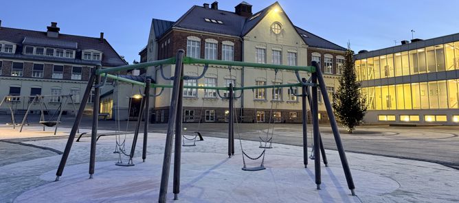 en lekeplass foran en bygning