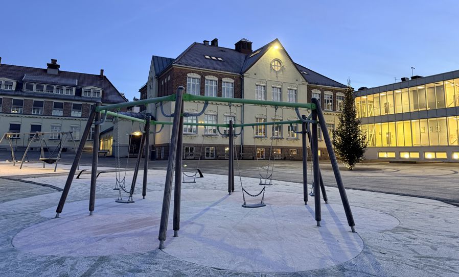 en lekeplass foran en bygning