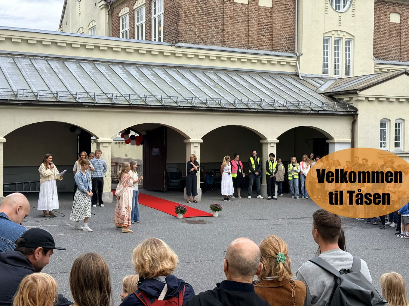 En gruppe mennesker på scenen En gruppe mennesker på scenen