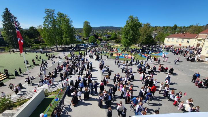 17.mai-arrangement på skolen, oversiktsbilde fra taket