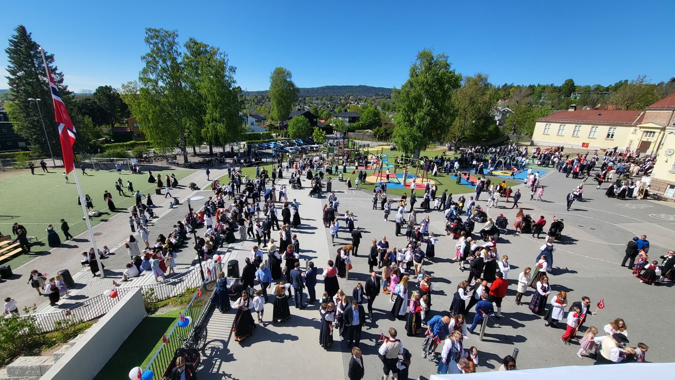 Foto: Jostein H. Tenmann 17.mai-arrangement på skolen, oversiktsbilde fra taket