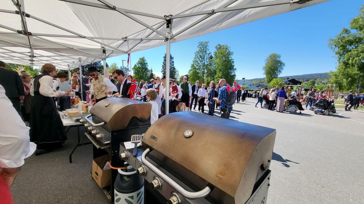 17.mai-arrangement på skolen, oversiktsbilde fra grillen