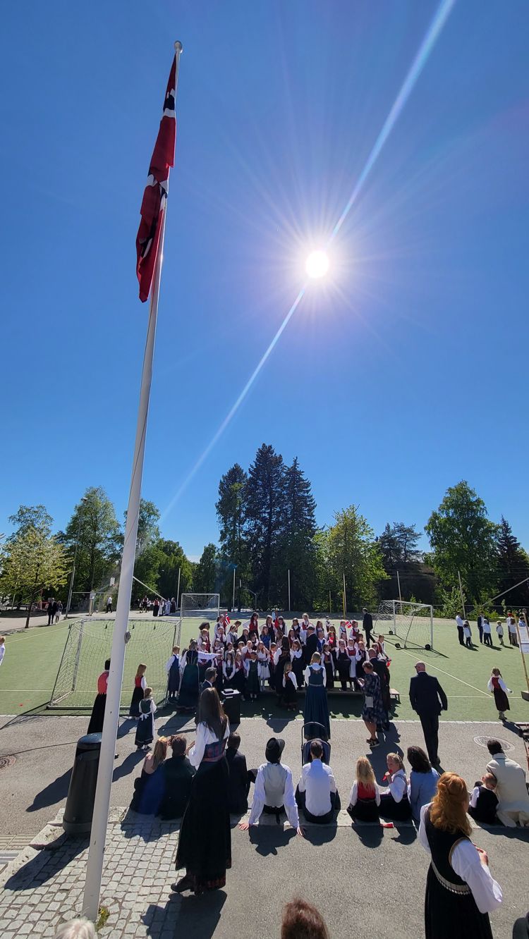 17.mai-arrangement på skolen, oversiktsbilde av kor og korps fra tribunen