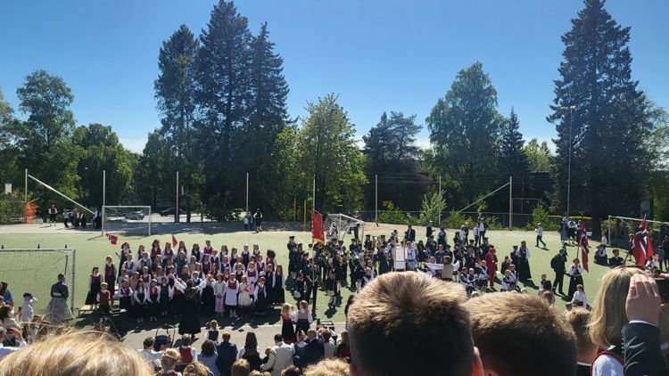 17.mai-arrangement på skolen, oversiktsbilde fra tribunen av korps og kor