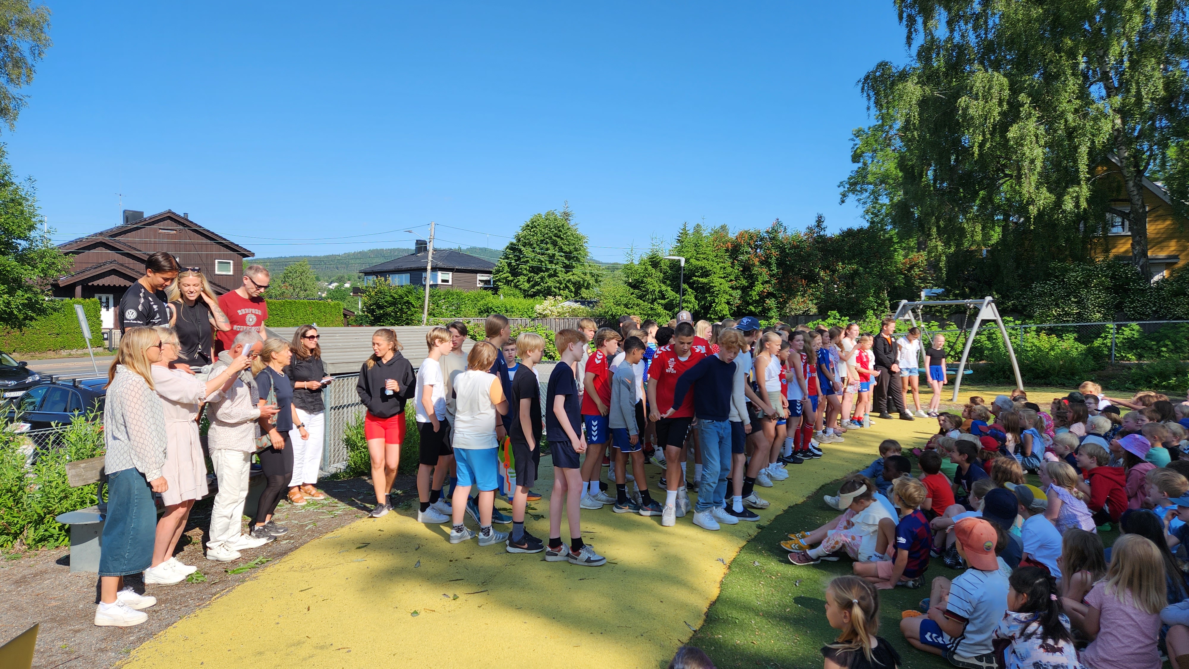 Jostein H. Tenmann 7.trinn og lærerne synger