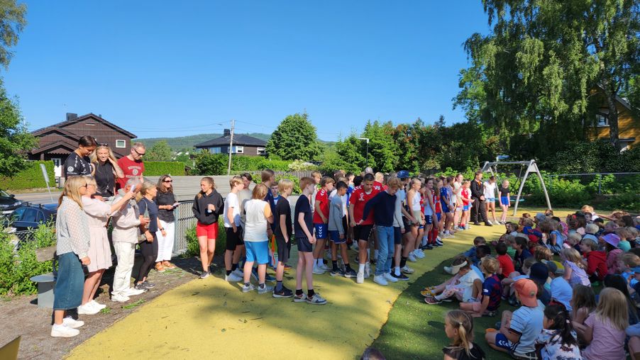 Foto: Jostein H. Tenmann 7.trinn og lærerne synger