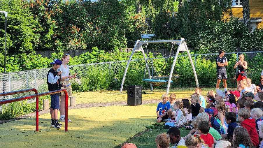Foto: Jostein H. Tenmann Elevrådsleder og nestleder holder sommertale
