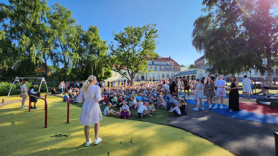 Foto: Jostein H. Tenmann Rektor, elevråd og alle elevene