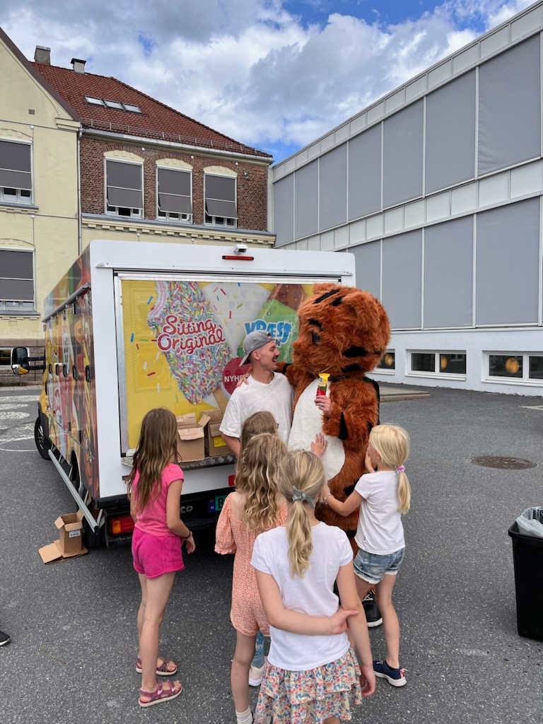 Elisabeth Wiik Lærer Niels og Tigra deler ut is fra isbilen til elevene