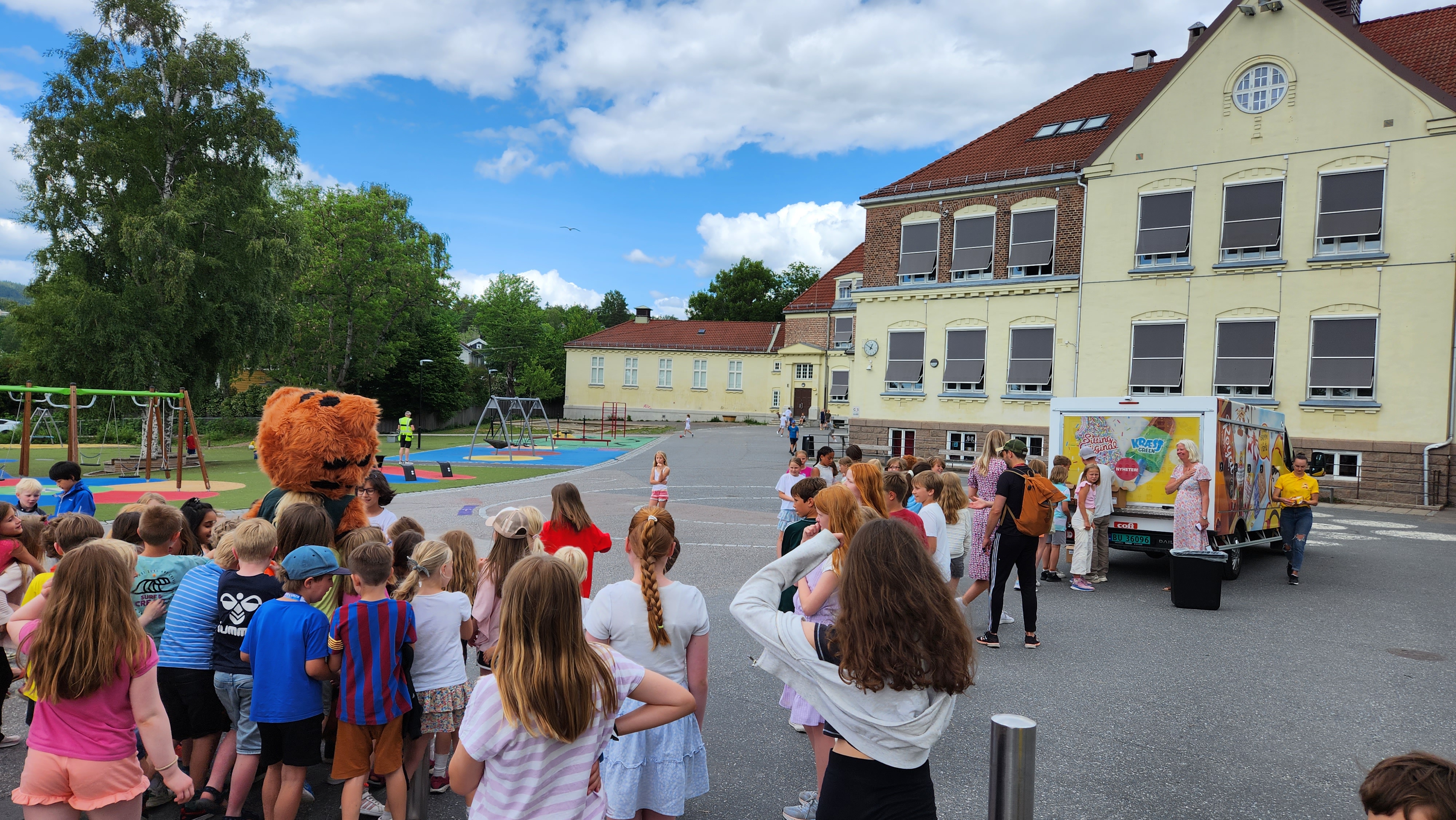 Jostein H. Tenmann Tåsentigeren Tigra var med da elevene fikk is fra isbilen
