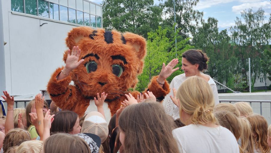 Foto: Jostein H. Tenmann Tåsentigeren Tigra hilser på elevene