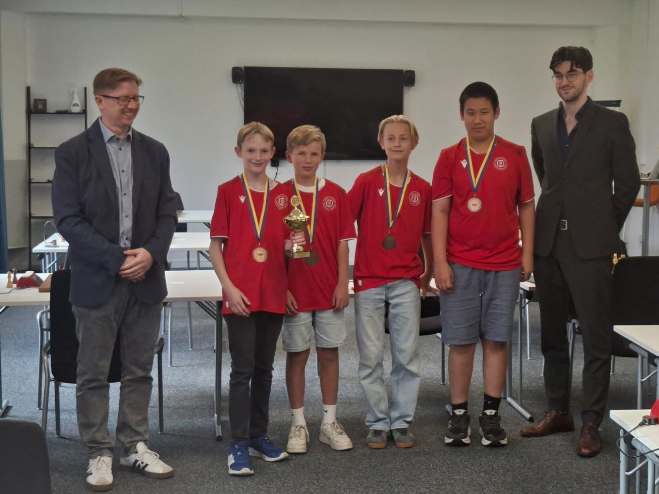 Even, Eirik, Sondre og Oliver mottar sine bronsemedaljer og en ny pokal til Tåsen skole. Even, Eirik, Sondre og Oliver mottar sine bronsemedaljer og en ny pokal til Tåsen skole.