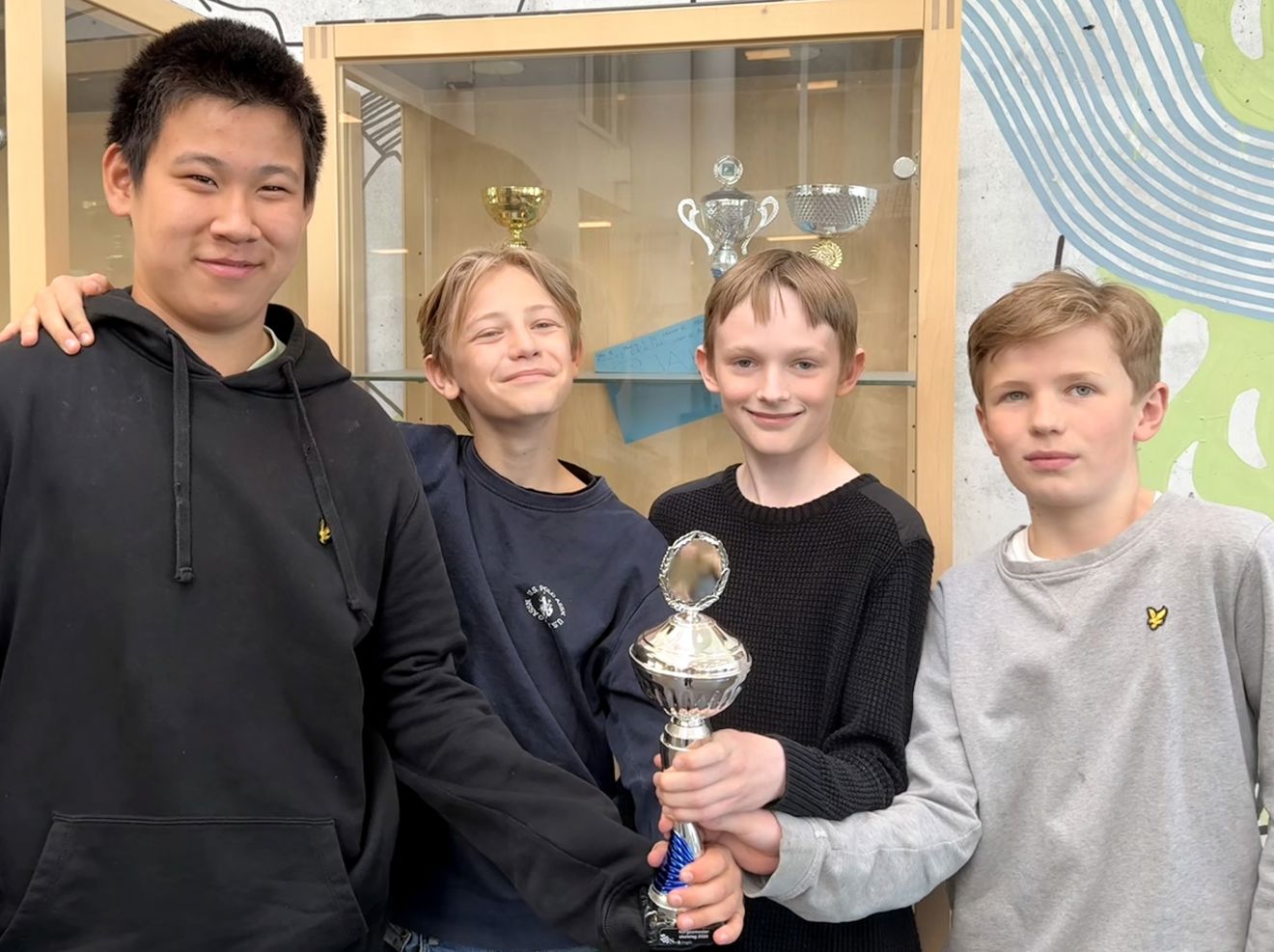 en gruppe mennesker som poserer for et bilde
