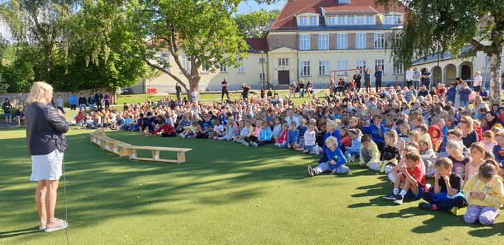 Ragnhild holder avskjedstale til elevene