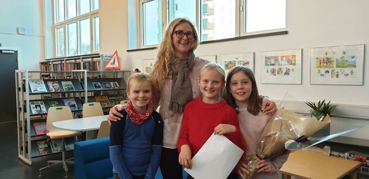 AKS-avisa utsendte reportere møtte Tåsen skoles nye rektor Hilde Røssum Strandenæs på biblioteket på onsdag.