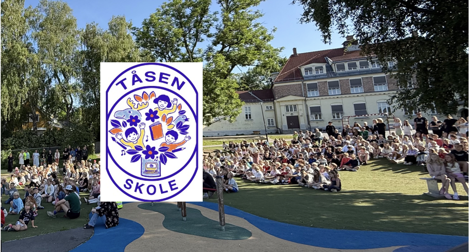 En gruppe mennesker som sitter på gresset foran en bygning